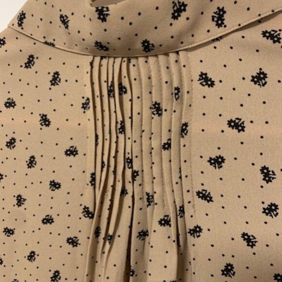 Caramel silky blouse with little flowers - Picture 9 of 10